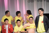 人のネタ中にしゃべるひな壇後列の永野ら。