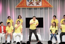 ネタを披露するとにかく明るい安村。