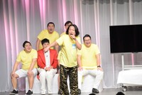 ネタを披露する永野。