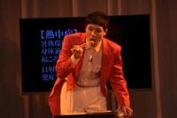 競技開始前に代表して梅干しを食べるもう中学生。