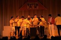 梅干しを食べる出場者たち。