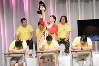 ろくろ首役になって答案用紙を覗こうとするもう中学生。