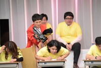 ろくろ首役になって答案用紙を覗こうとするもう中学生。