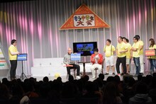 もう中学生のトークにチョッキGT5000が興味を持っているか否かを当てる「チョッキ interesting not interesting」の様子。