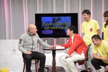 チョッキGT5000（左）とトークするもう中学生。