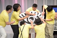 最後の種目「一生懸命磨こう！ひとみ洗浄」の様子。