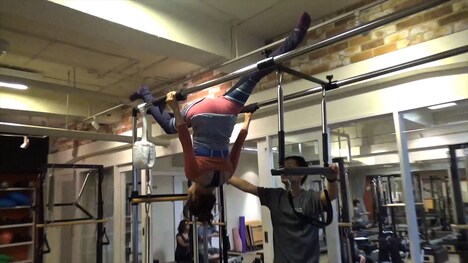 ピラティスに取り組むシルク。(c)MBS