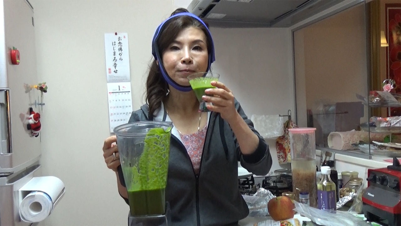 12年作り続けている特製ジュースを飲むシルク。(c)MBS