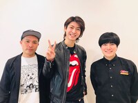 ゲストの横山涼（中央）とラブレターズ。