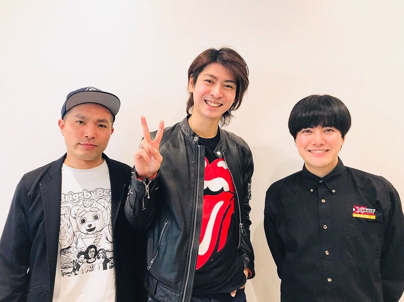 ゲストの横山涼(中央)とラブレターズ。
