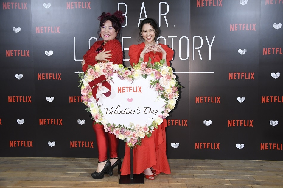 「Netflixバレンタイン・スペシャルイベント」に登壇した（左から）フォーリンラブ・バービー、河北麻友子。