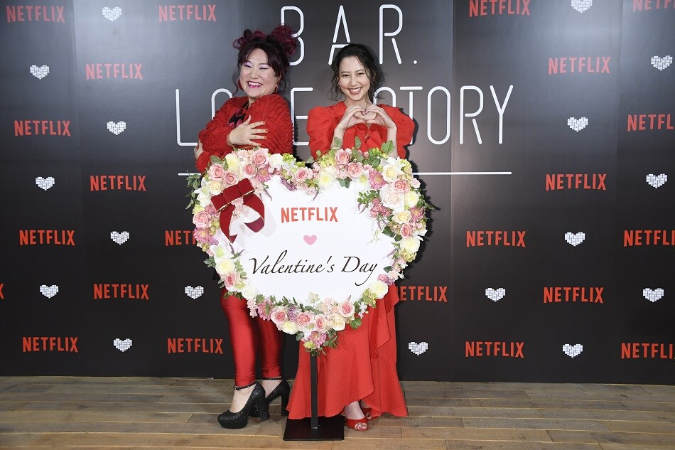 「Netflixバレンタイン・スペシャルイベント」に登壇した（左から）フォーリンラブ・バービー、河北麻友子。