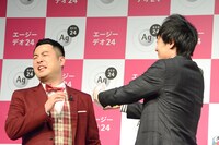 和牛・川西（右）のストレス臭を嗅ぐ和牛・水田（左）。