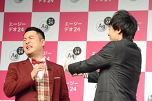 和牛・川西（右）のストレス臭を嗅ぐ和牛・水田（左）。