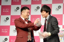 和牛・水田（左）のストレス臭を嗅ぐも、あまり嫌がらない和牛・川西（右）。