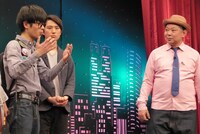 左からGパンパンダ、鈴木おさむ。(c)BSフジ