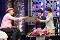 左から鈴木おさむ、Gパンパンダ。(c)BSフジ