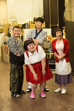 「吉本新喜劇60周年公式スペシャルブック～誰でもわかる、あほほど笑える100ページ～」の表紙を飾る川畑泰史、酒井藍、小籔千豊、すっちー（左から）。