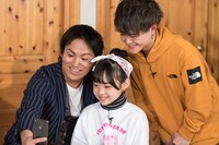 （左から）狩野英孝、野々山ひなた、こたつ。(c)ABC