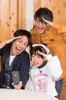 狩野英孝（前列左）、野々山ひなた（前列右）と、こたつ（後列）。(c)ABC