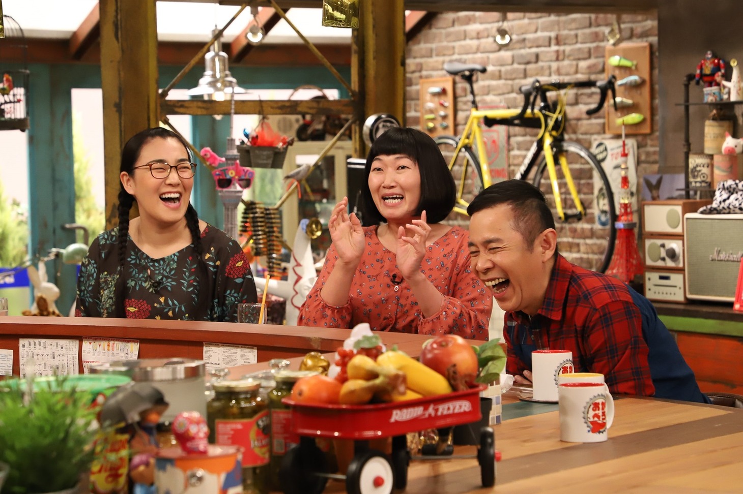 「おかべろ」に出演する（左から）たんぽぽ、ナインティナイン岡村。(c)関西テレビ