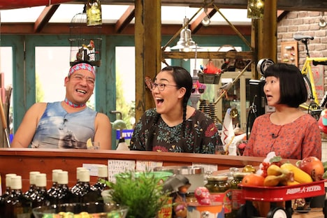 （左から）チェリー吉武とたんぽぽ白鳥夫妻、たんぽぽ川村。(c)関西テレビ