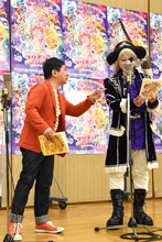 ゴー☆ジャス（右）の「サイパン」というセリフが台本に書かれているのか確かめる爆笑問題・田中（左）。