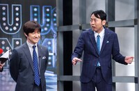 番組MCの内村光良（左）とお笑いを熱く語るアンガールズ田中（右）。