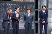 左から千鳥、内村光良、アンガールズ田中。