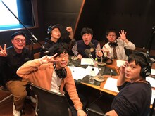 「東京ホテイソンのグレープなラジオ」に出演する東京ホテイソンとゾフィー、フランスピアノ。