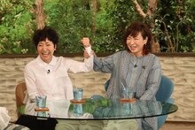 左から森山良子、清水ミチコ。(c)MBS