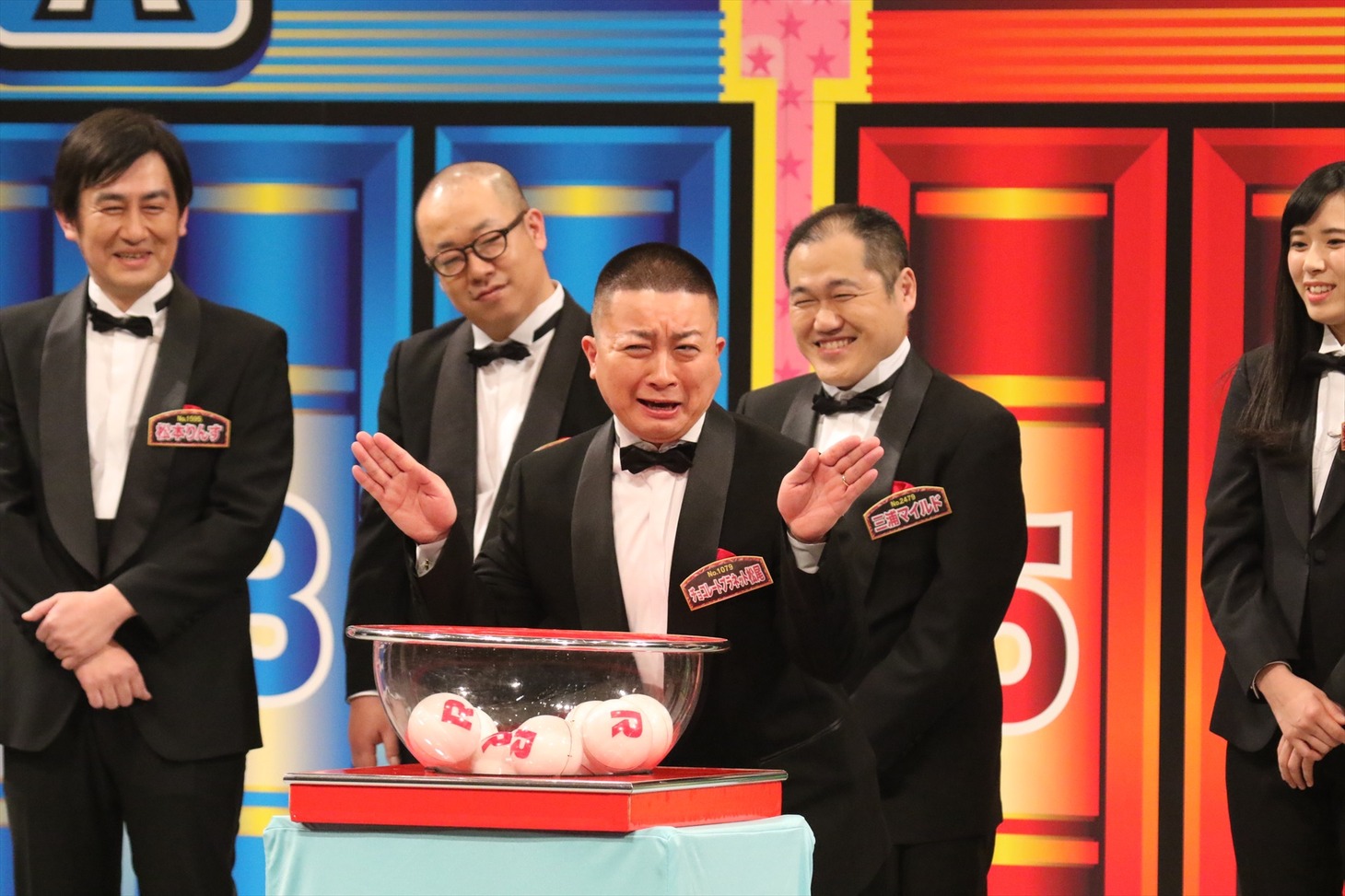 「R-1ぐらんぷり2019」の決勝に進出したチョコレートプラネット松尾（中央）。(c)関西テレビ