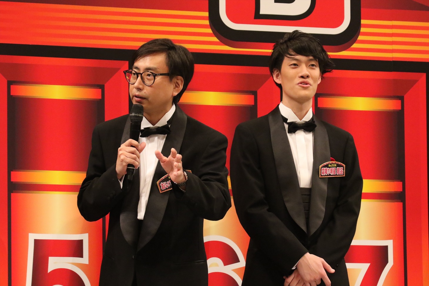 （左から）おいでやす小田、霜降り明星・粗品。(c)関西テレビ