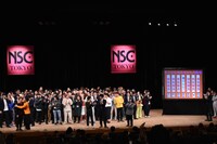 金魚番長（手前左端）の優勝を南海キャンディーズ山里（右端）が発表した場面。