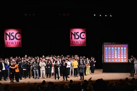 金魚番長（手前左端）の優勝を南海キャンディーズ山里（右端）が発表した場面。