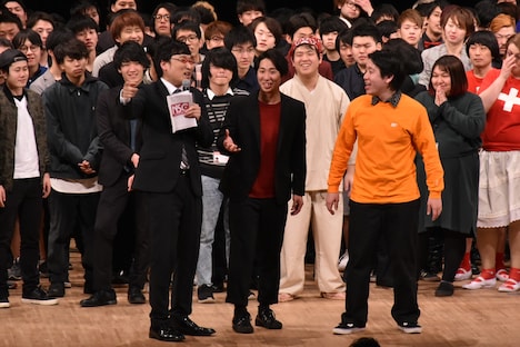 優勝を決めた金魚番長に南海キャンディーズ山里がインタビューするワンシーン。