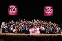 記念撮影の様子。