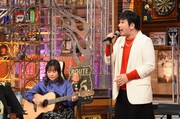 左から大原櫻子、Mr.シャチホコ。(c)日本テレビ