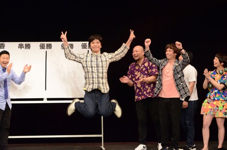 2018年6月、「キングオブコドウグ」で優勝し「ストリートファイター」シリーズの春麗風に喜ぶクロスバー直撃・前野（左から2人目）。