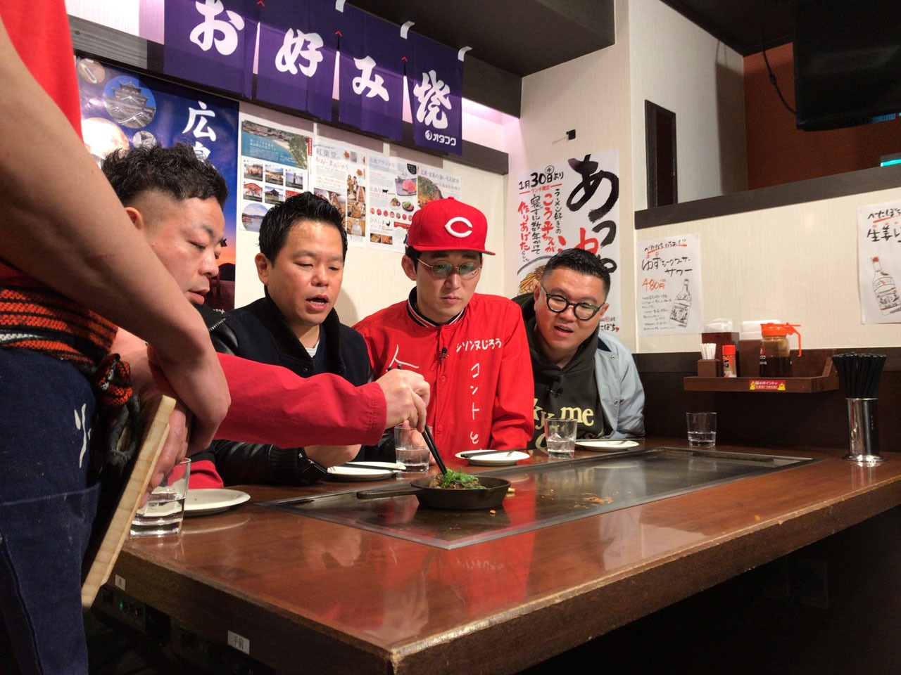 “広島ディープグルメ”を味わうダイアンら。