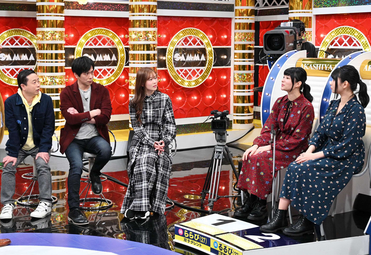 整形した双子タレントのららぴ・るるぴの話に耳を傾ける（左から）次長課長、重盛さと美。(c)MBS