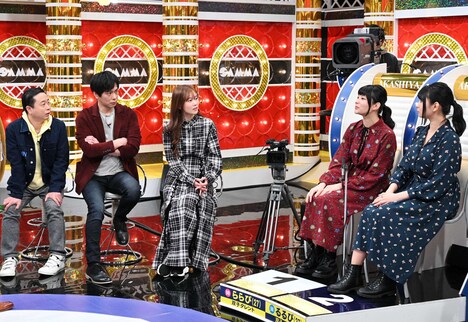 整形した双子タレントのららぴ・るるぴの話に耳を傾ける(左から)次長課長、重盛さと美。(c)MBS