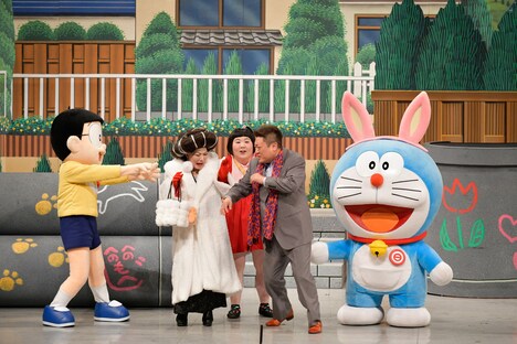 ドラえもんとのび太が参加した吉本新喜劇の様子。