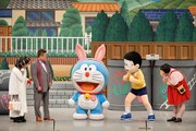ドラえもんとのび太が参加した吉本新喜劇の様子。