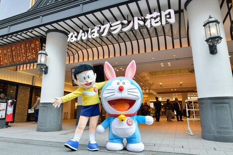 なんばグランド花月前にて、のび太とドラえもん。