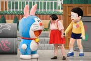 ドラえもんとのび太が参加した吉本新喜劇の様子。