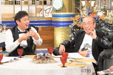 「人生最高レストラン」100回目に登場する志村けん（右）とMCのチュートリアル徳井（左）。