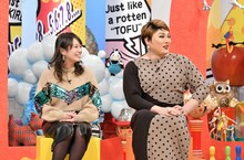 左から福本愛菜、ナジャ・グランディーバ。(c)読売テレビ