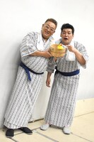 浴衣姿で取材を受けるサンドウィッチマン。