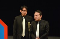 投票集計中に特別ゲストとして漫才を披露した米粒写経。